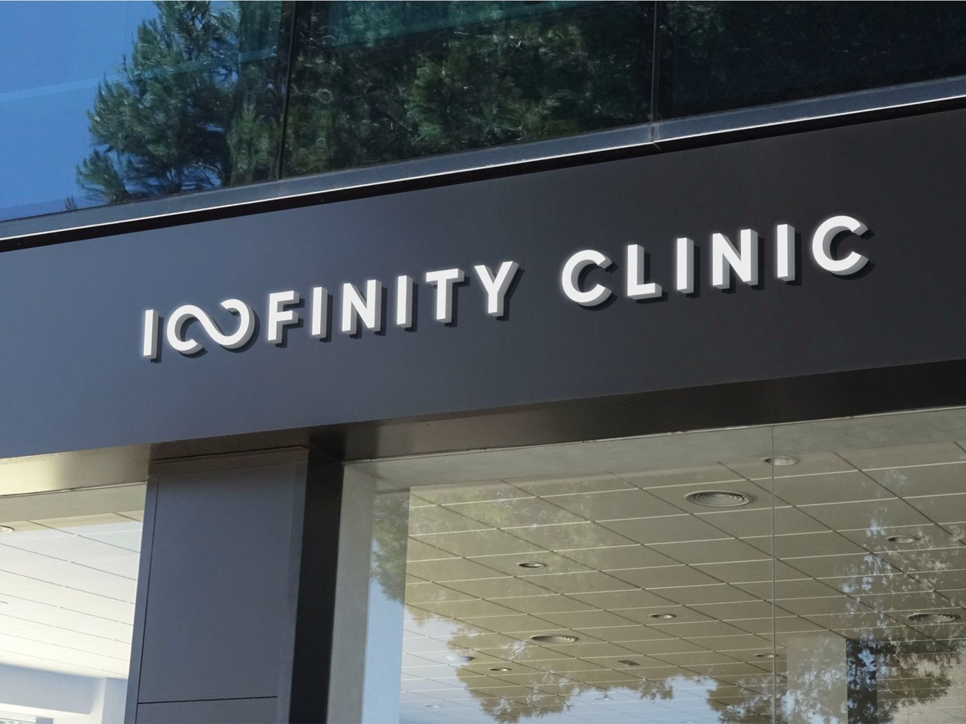 Logo Infinity Clinic na fasádě