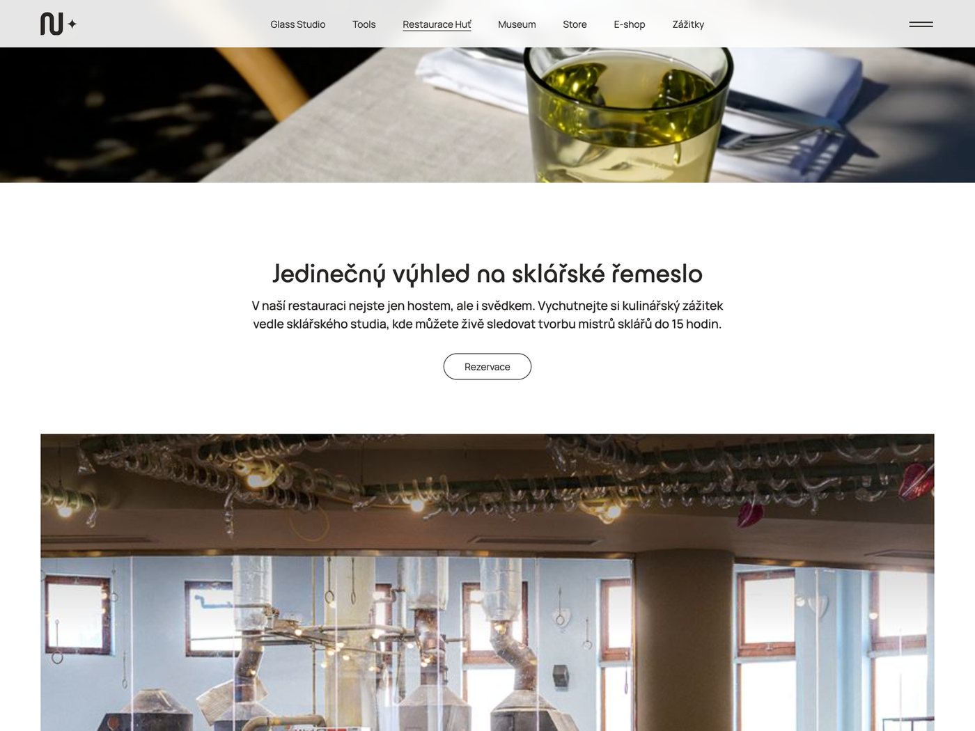 Restaurace s výhledem na sklářskou huť
